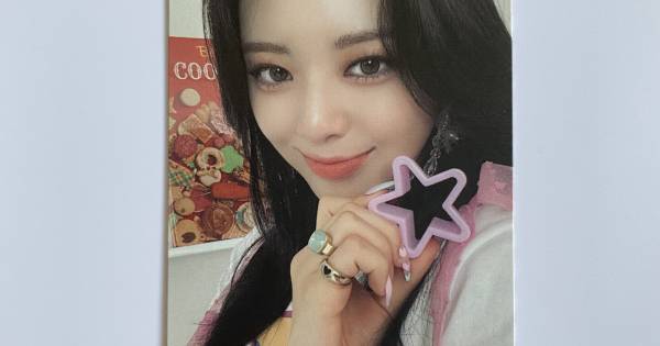 ITZY 1ST ALBUM 'CRAZY IN LOVE' ALBUM PHOTOCARD - YUNA (V4)
